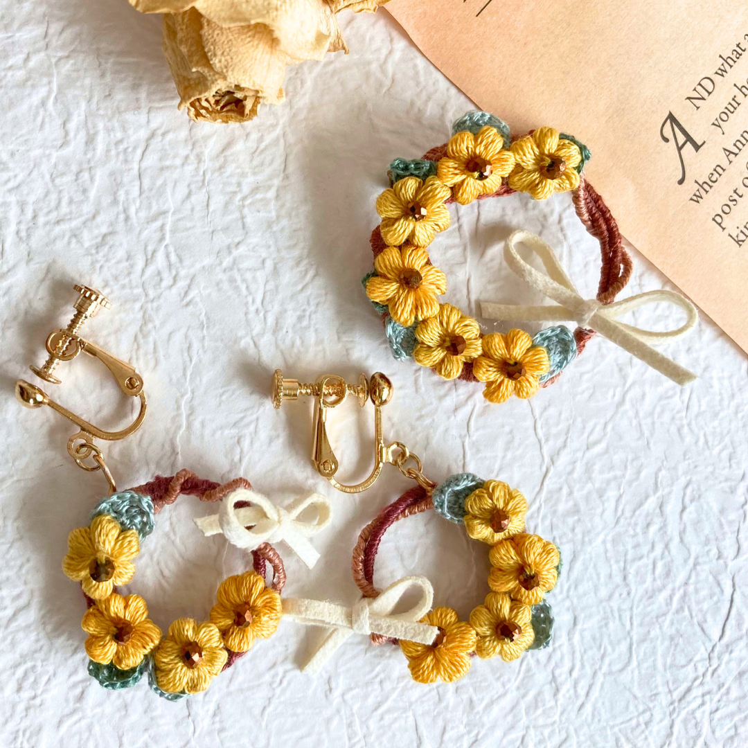送料無料　刺繍糸のふんわりミニひまわりリースのお得なセット　ブローチ ピアス / イヤリング