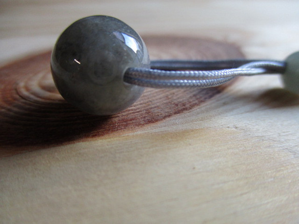 鑑別済み 無処理珠：天然色の珍しい黒ラベンダーミャンマー翡翠のお紐仕立てネックレス 4枚目の画像