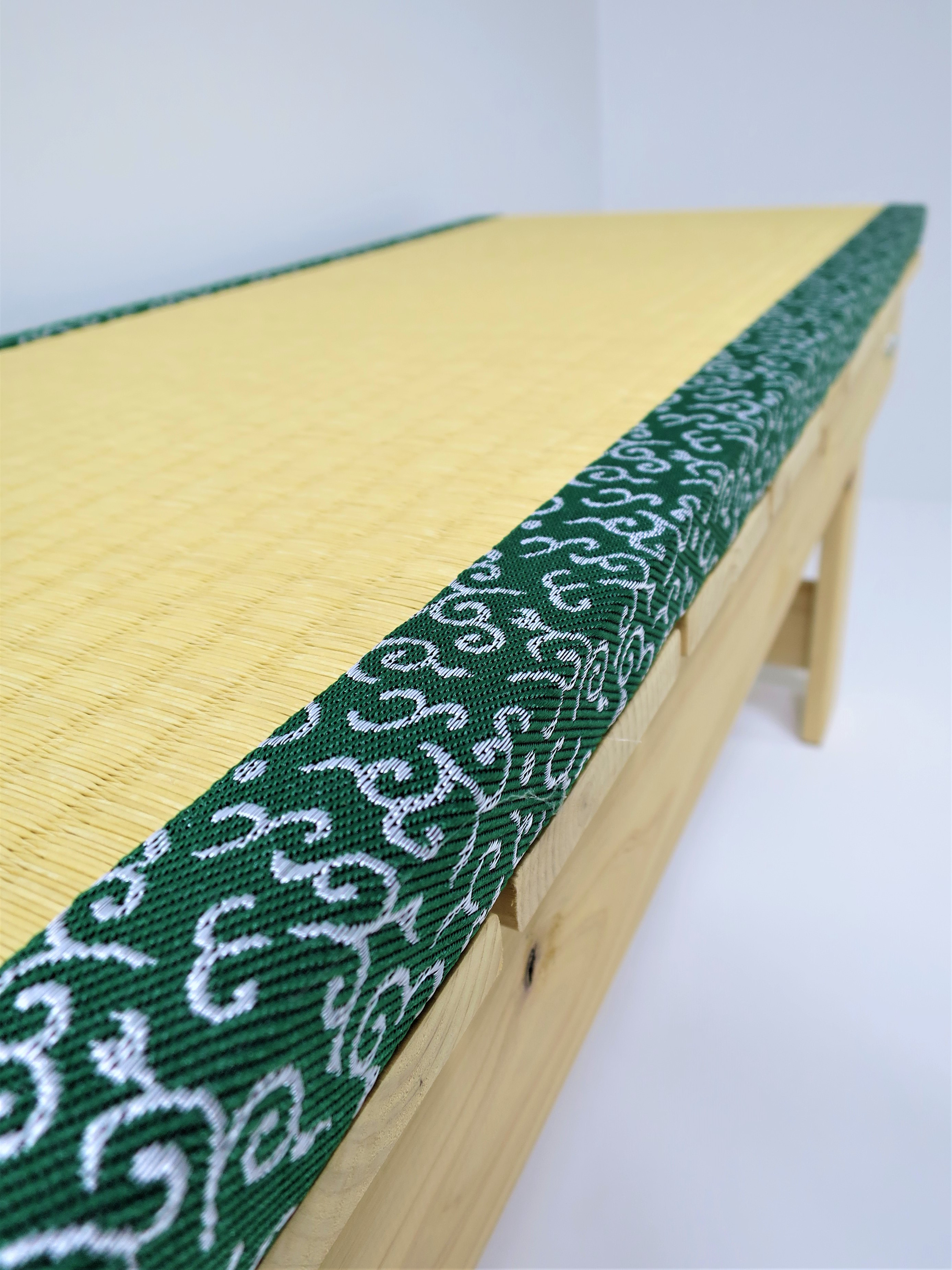 軽くてどこでも持ち運べる　畳縁台　唐草模様柄