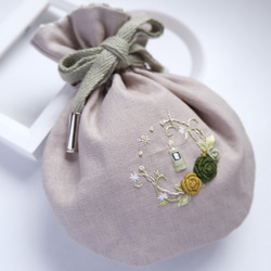 香水瓶とバラの手刺繍の丸巾着M（グリーン） 1枚目の画像