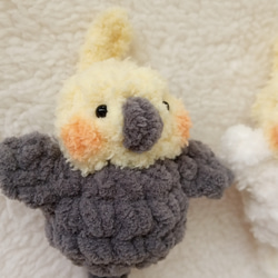 玄鳳鸚鵡小型娃娃玩偶&圓圓體型 可加吊飾 別針 可客製改色 手作毛線鉤織小物 鳥 寵物 第6張的照片