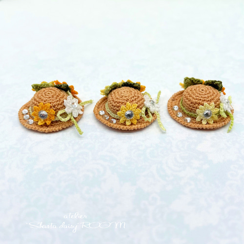 ひまわりと麦わら帽子のミニチュアチャーム』選べる金具 ブローチ