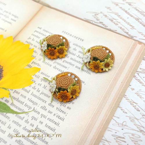 ひまわりと麦わら帽子のミニチュアチャーム』選べる金具 ブローチ