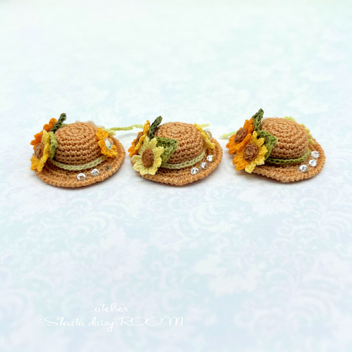 ひまわりと麦わら帽子のミニチュアチャーム』選べる金具 ブローチ