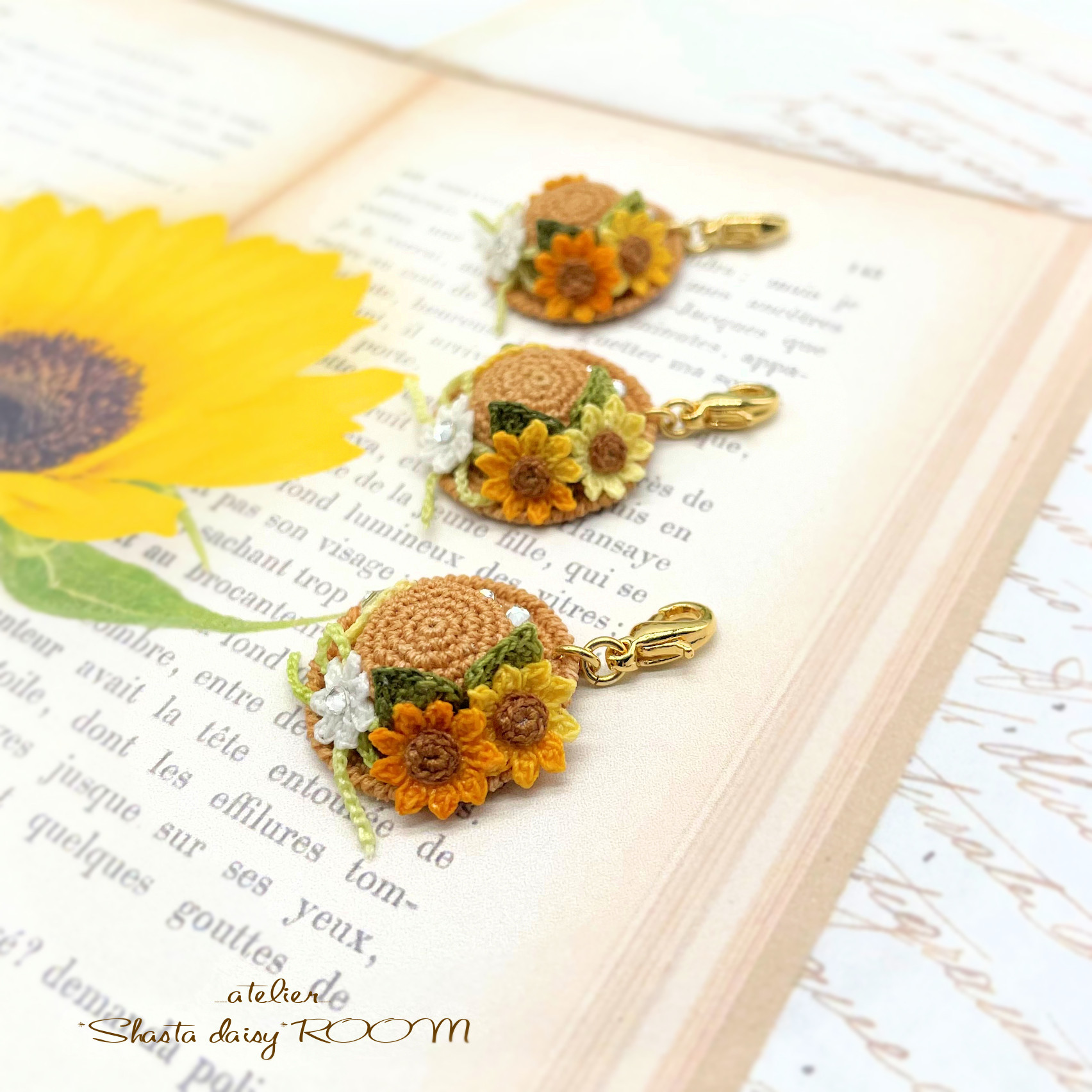 ひまわりと麦わら帽子のミニチュアチャーム』選べる金具 ブローチ