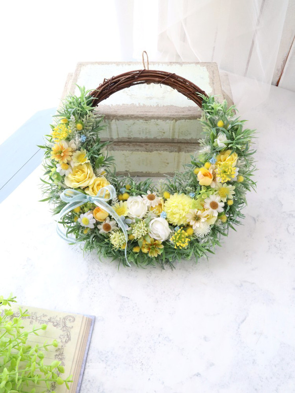 造花リース│黄色いミニバラ│アーティフィシャルフラワー｜両親贈呈品 1枚目の画像