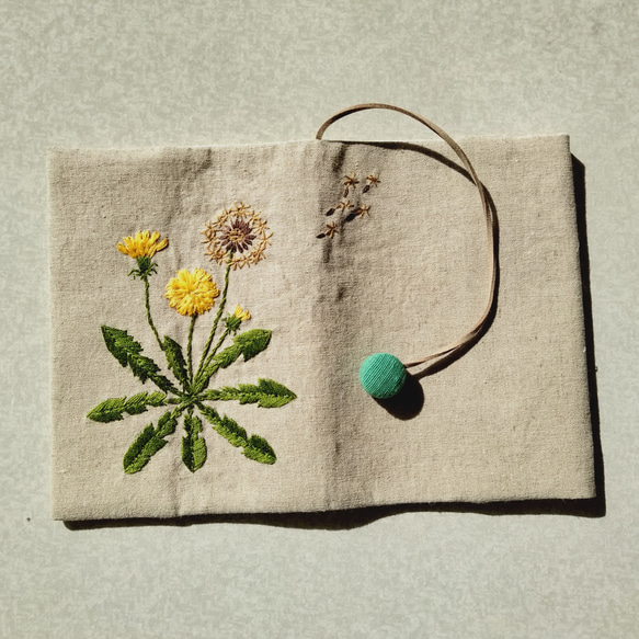 文庫本刺繍の布のブックカバー（タンポポ） 2枚目の画像