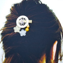 お花のナチュラルヘアクリップ【糸とビーズのヘア飾り】 5枚目の画像