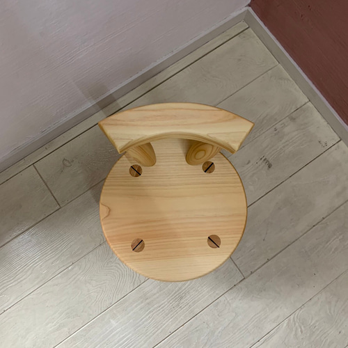 ヒノキの小さな背もたれ付き丸椅子 子供用にも 椅子（チェアー