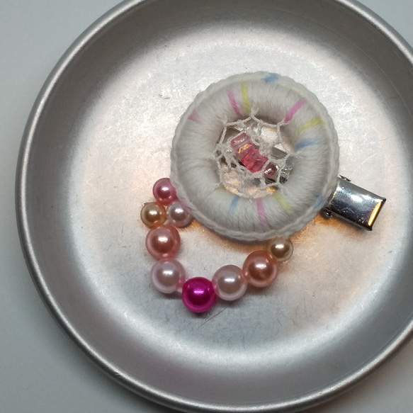 コットン糸とピンクパール色のビーズのナチュラルヘアクリップ 1枚目の画像