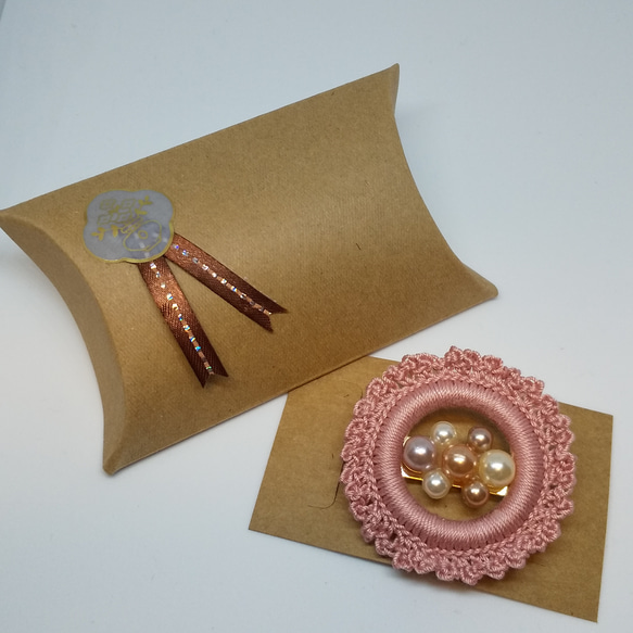 桜色の糸とパール色のビーズのナチュラルコサージュブローチ 5枚目の画像