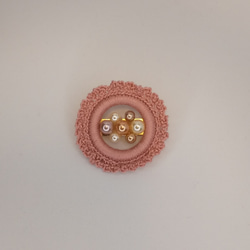 桜色の糸とパール色のビーズのナチュラルコサージュブローチ 2枚目の画像