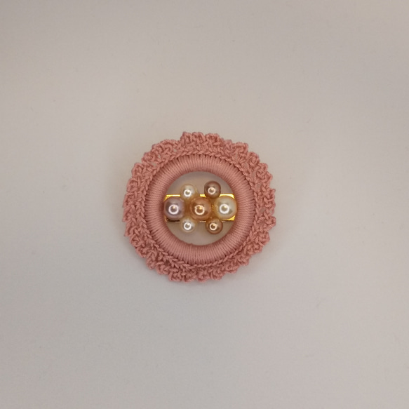 桜色の糸とパール色のビーズのナチュラルコサージュブローチ 2枚目の画像