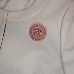 桜色の糸とパール色のビーズのナチュラルコサージュブローチ 3枚目の画像