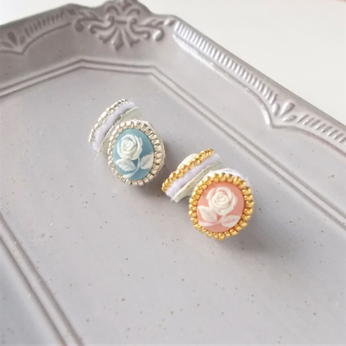 小さな薔薇のカメオのピアス ピアス（スタッド・一粒） mikirose