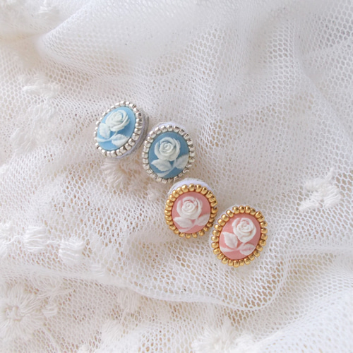 小さな薔薇のカメオのピアス ピアス（スタッド・一粒） mikirose 通販