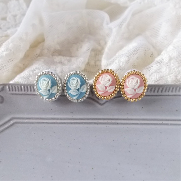 小さな薔薇のカメオのピアス ピアス（スタッド・一粒） mikirose