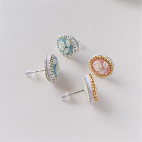 小さな薔薇のカメオのピアス ピアス（スタッド・一粒） mikirose