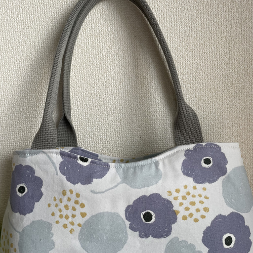 受注》北欧柄薄紫の花たちの丸いラインのトートバッグ トートバッグ