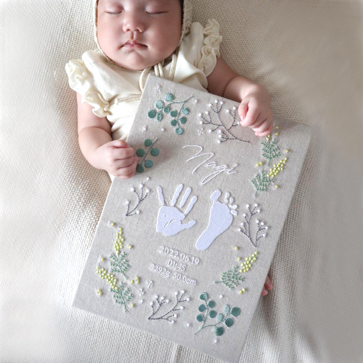 赤ちゃんの手形足形 刺繍メモリアルパネル 《ボタニカル》A4 出産祝い お食い初め ファブリックパネル 命名書