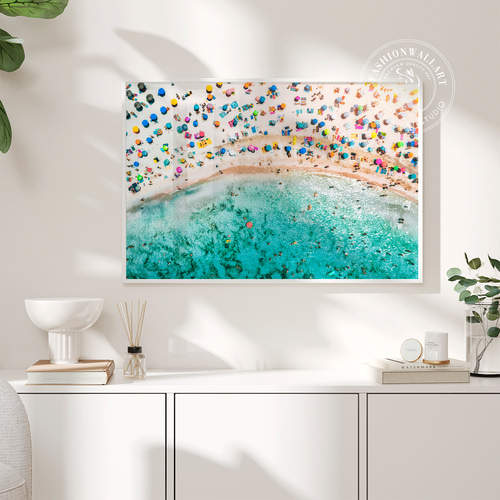 アートポスター エメラルドビーチ 空撮 カラフルパラソル 夏のリゾート