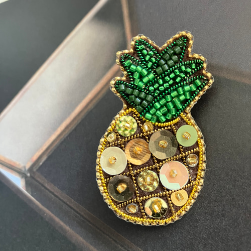 ビーズ刺繍ブローチ スパンコール 大人パイナップル イエロー ゴールド
