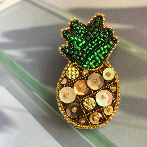 ビーズ刺繍ブローチ スパンコール 大人パイナップル イエロー ゴールド