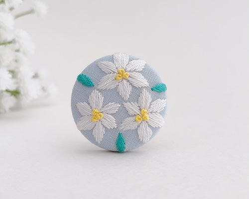 白百合のミニ刺繍ブローチ ブローチ かなちゃん手刺繍工房 通販