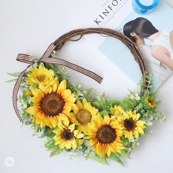 ひまわりのハーフムーンリース（直径約36cm） 1枚目の画像