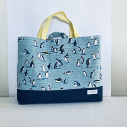 大きめサイズ　ペンギンいっぱいレッスンバッグ　11号ダークネイビー帆布切替　ループ付　35×45 1枚目の画像