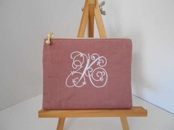 リネンの選べるイニシャル刺繍のポーチ　１２㎝　１４㎝　スモーキーピンク白糸刺繍 3枚目の画像