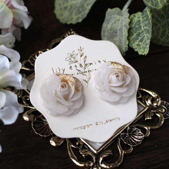 ホワイト×ゴールド 紙のバラ イヤリング ピアス 軽い ローズ エレガント 1枚目の画像