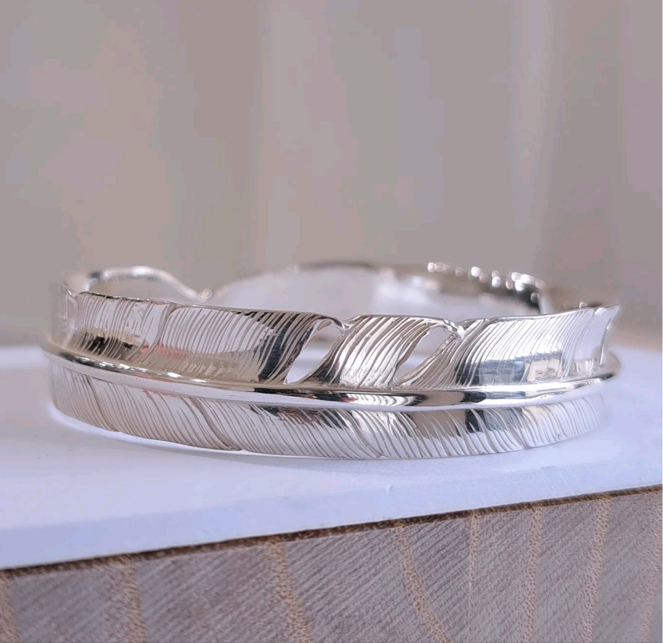 シルバーバングル　フェザー柄　ハンドメイド フェザー バングル】レディース 羽根 羽バングル 京都