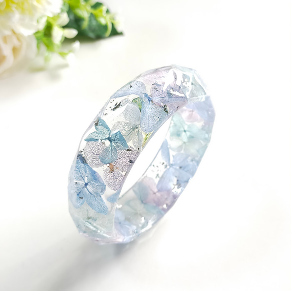 〜箔/ラメ入り 色を選べる紫陽花バングル〜　ブレスレット　ブルー　クリア　レジン　推し　ドライフラワー　透明　魚　イルカ 18枚目の画像