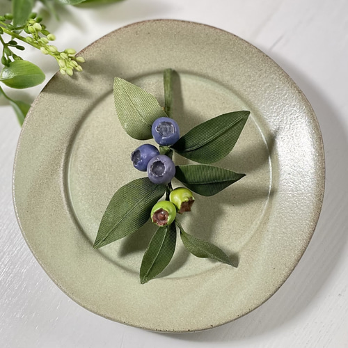 布花ちょっとリアルなブルーベリーのコサージュ ブローチ 布花工房 