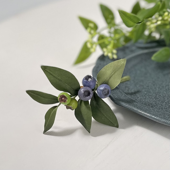 布花ちょっとリアルなブルーベリーのコサージュ ブローチ 布花工房 