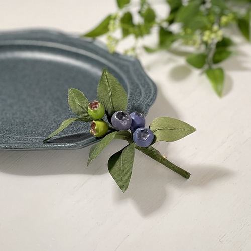 布花ちょっとリアルなブルーベリーのコサージュ ブローチ 布花工房 