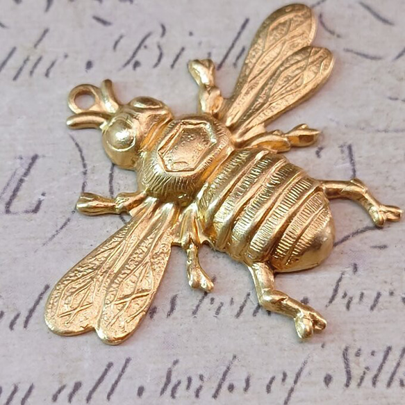 BEHOLD−蜜蜂 L 1個 真鍮製 蜜蜂 ハチ 昆虫 蜂 アメリカ製 スタンピング ヴィンテージ風 2枚目の画像