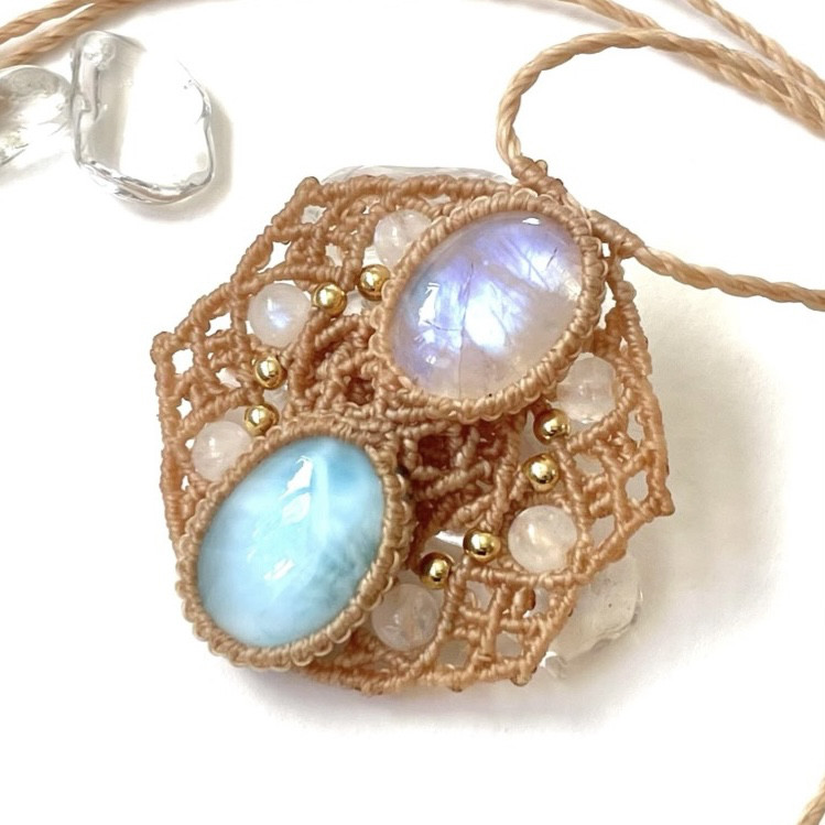 優しいお守り♪ラリマーとレインボームーンストーンの天然石マクラメネックレス 11,000円