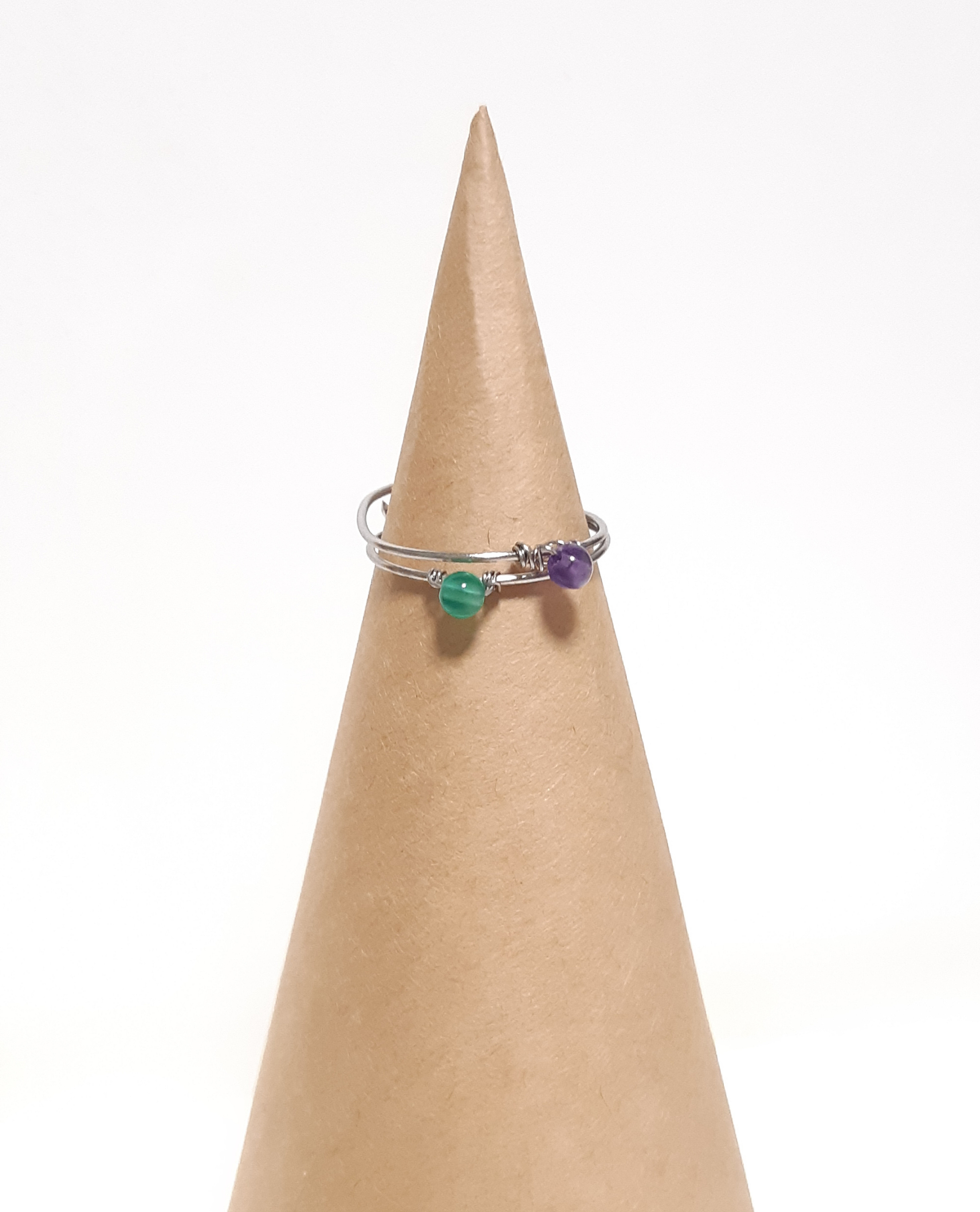 ピンクの天然石のワイヤーリング ピンクの天然石のワイヤーリング