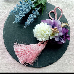 白とラベンダーと紫のピンポンマムと紫陽花に桜色のタッセルの髪飾り　ヘアクリップ 1枚目の画像