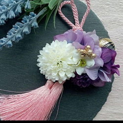 白とラベンダーと紫のピンポンマムと紫陽花に桜色のタッセルの髪飾り　ヘアクリップ 2枚目の画像