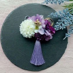 白とラベンダーと紫のピンポンマムと紫陽花にラベンダーのタッセルの髪飾り　ヘアクリップ 2枚目の画像