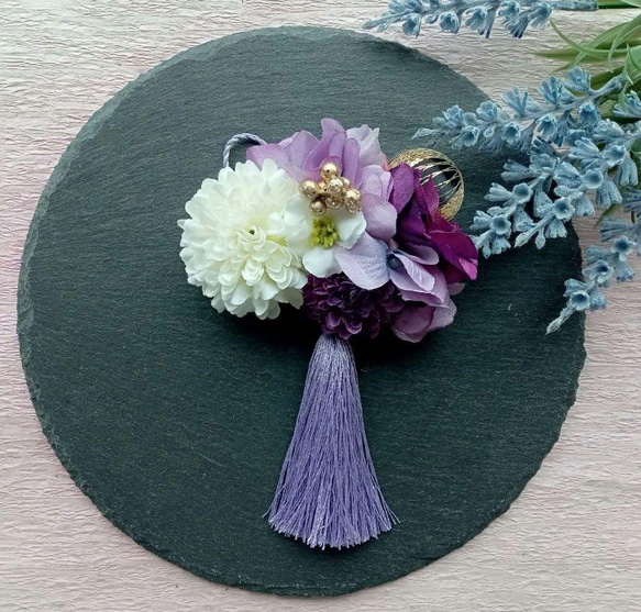 白とラベンダーと紫のピンポンマムと紫陽花にラベンダーのタッセルの髪飾り　ヘアクリップ 2枚目の画像
