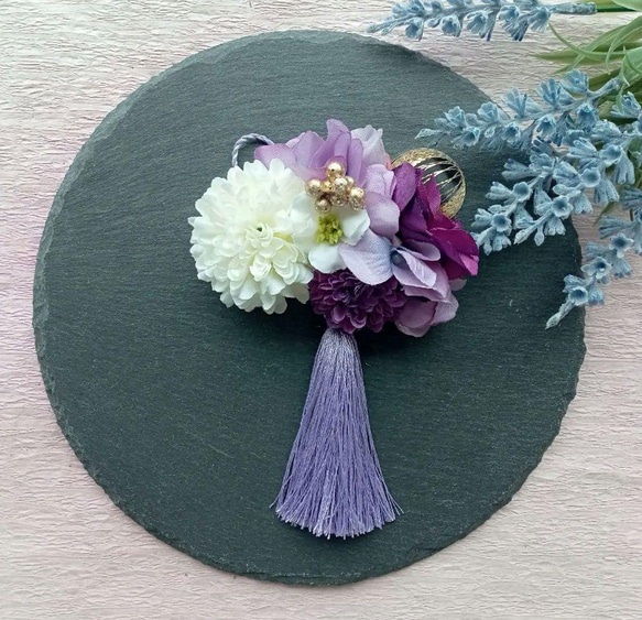 白とラベンダーと紫のピンポンマムと紫陽花にラベンダーのタッセルの髪飾り　ヘアクリップ 1枚目の画像