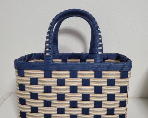 カゴバッグ・ギフトバッグのみ クラフトバンドで作成しています🌻 . 四つ畳編みカゴバッグ