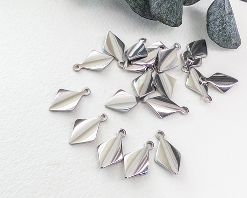 装飾チャーム資材　　5個 立体 金魚 チャーム 5種セット アクリルパーツ 資材 素材