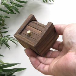 個性的コンパクト　シャッター式ウォールナット無垢材　木製リング入れ/指輪入れ　アクセサリーボックス　１個 7枚目の画像