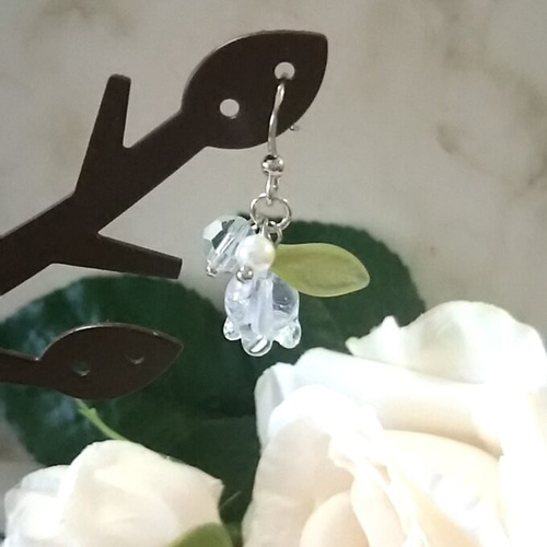 ガラスのすずらんのピアス・ブルー ＃1336 ピアス（フック・チェーン 