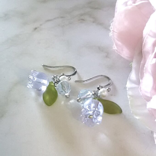 ガラスのすずらんのピアス・ブルー ＃1336 ピアス（フック・チェーン 